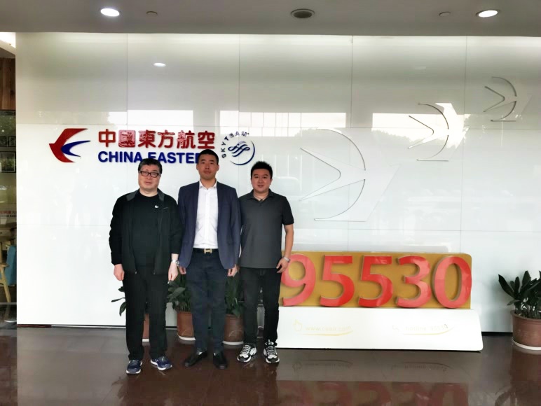 李经理一行与东方航空客服中心马经理合影留念