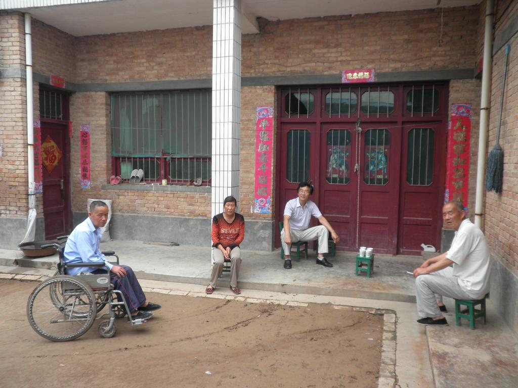 走访教师与员工家长亲切交流