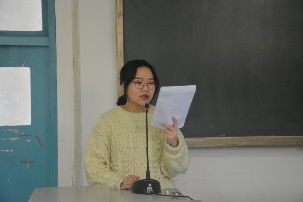 员工会干部薛睿洁主持会议