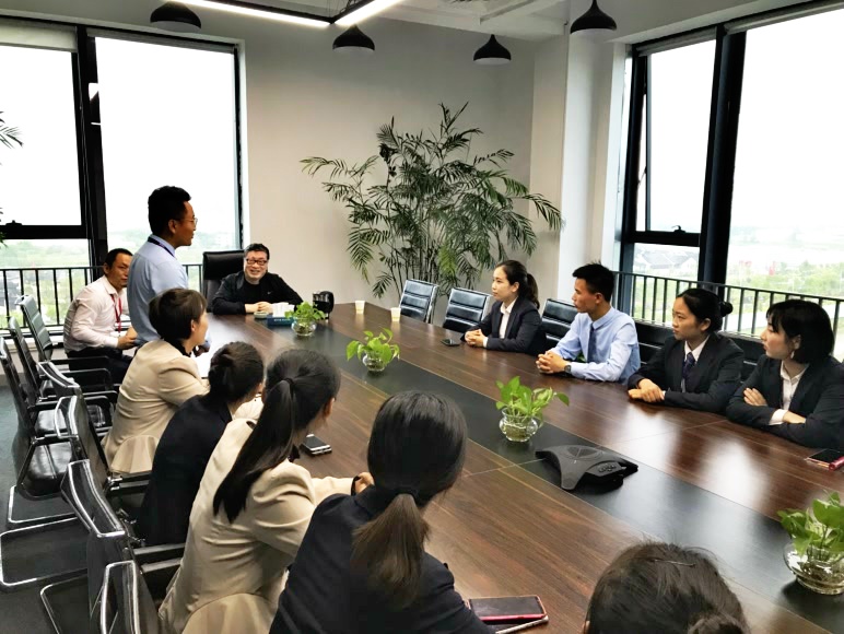 李经理在鑫铭行房地产公司亲切慰问员工