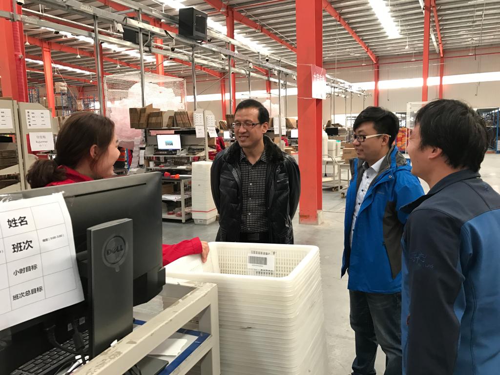 杨经理与实习员工交流