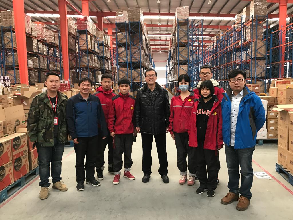 仓库内与部分实习员工、学校指导教师、企业指导教师合影