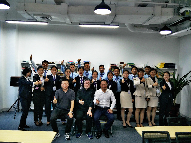 李经理与公司毕业生和鑫铭行公司领导合影